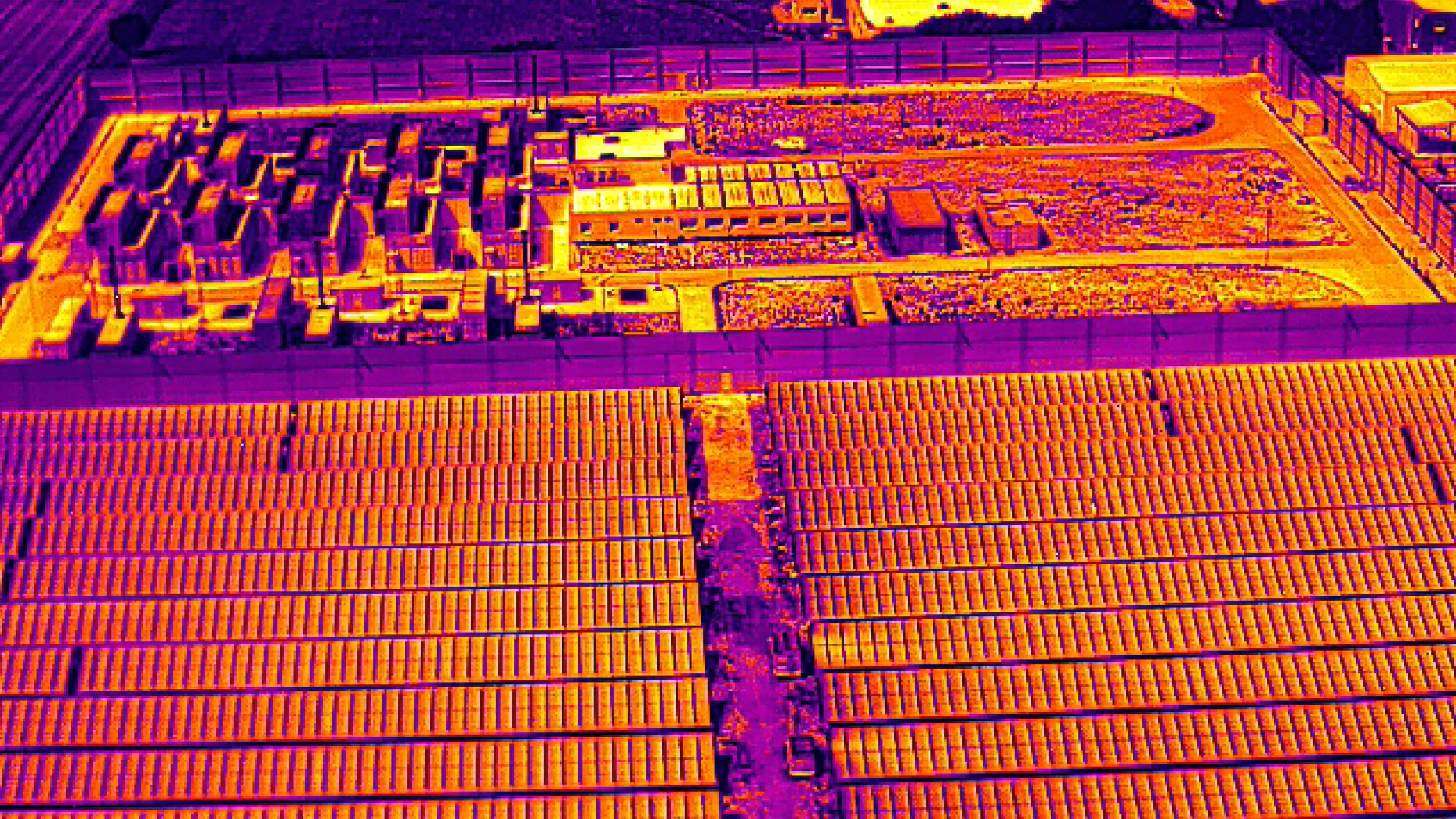 Drohne überwacht Solarpark, erfasst Wärmebild.