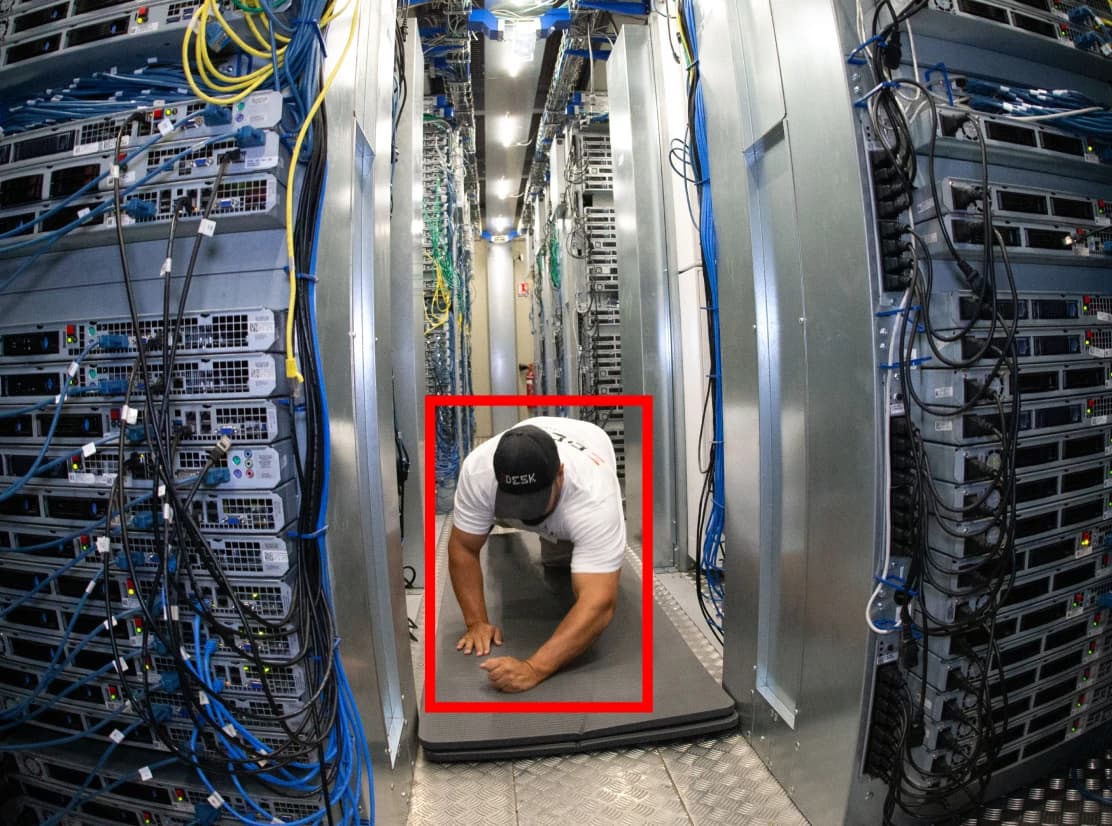 AI und Fall Detection erkennen fallende Person im Rechenzentrum.