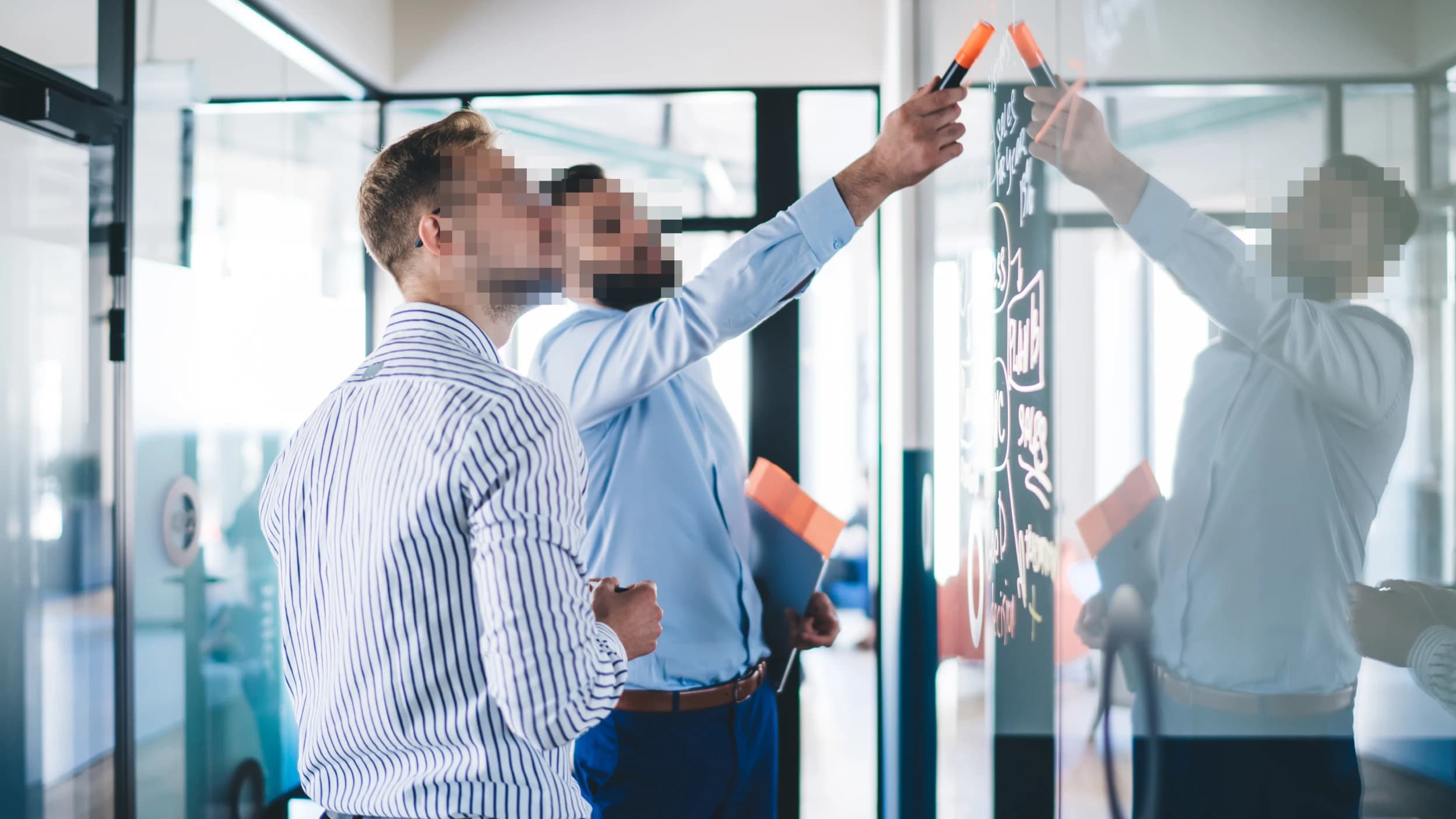 Elegante Männer in produktiver Besprechung, professionell und fokussiert, betonen kooperative Zusammenarbeit.