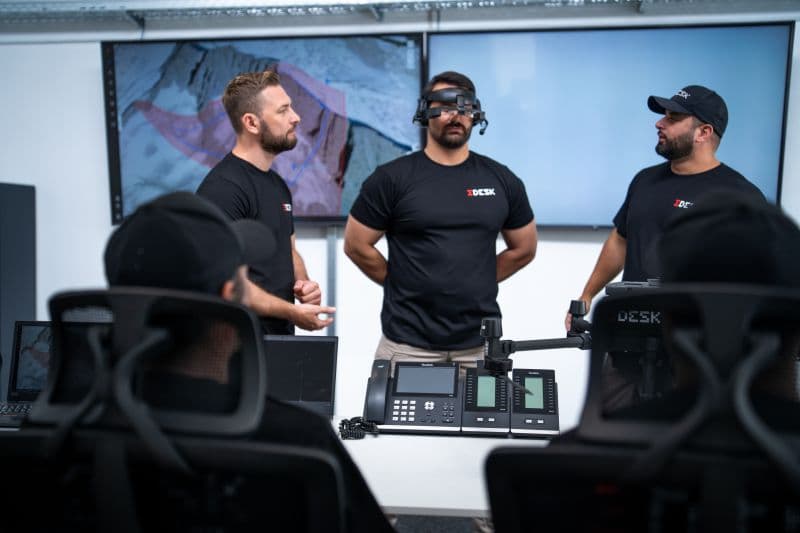 Karlsruhe: Kollegen bei der Arbeit schauend durch AR Brillen