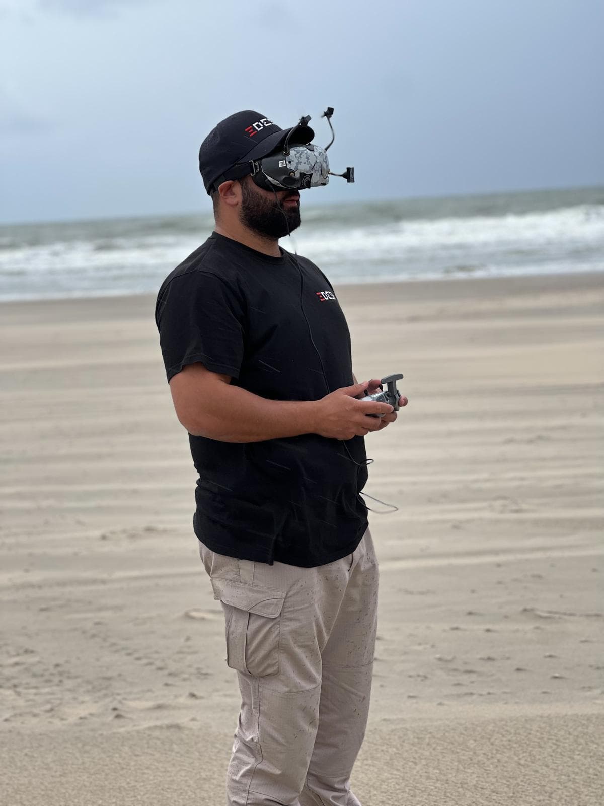 Drohnen Operator der ein VR Headset traegt