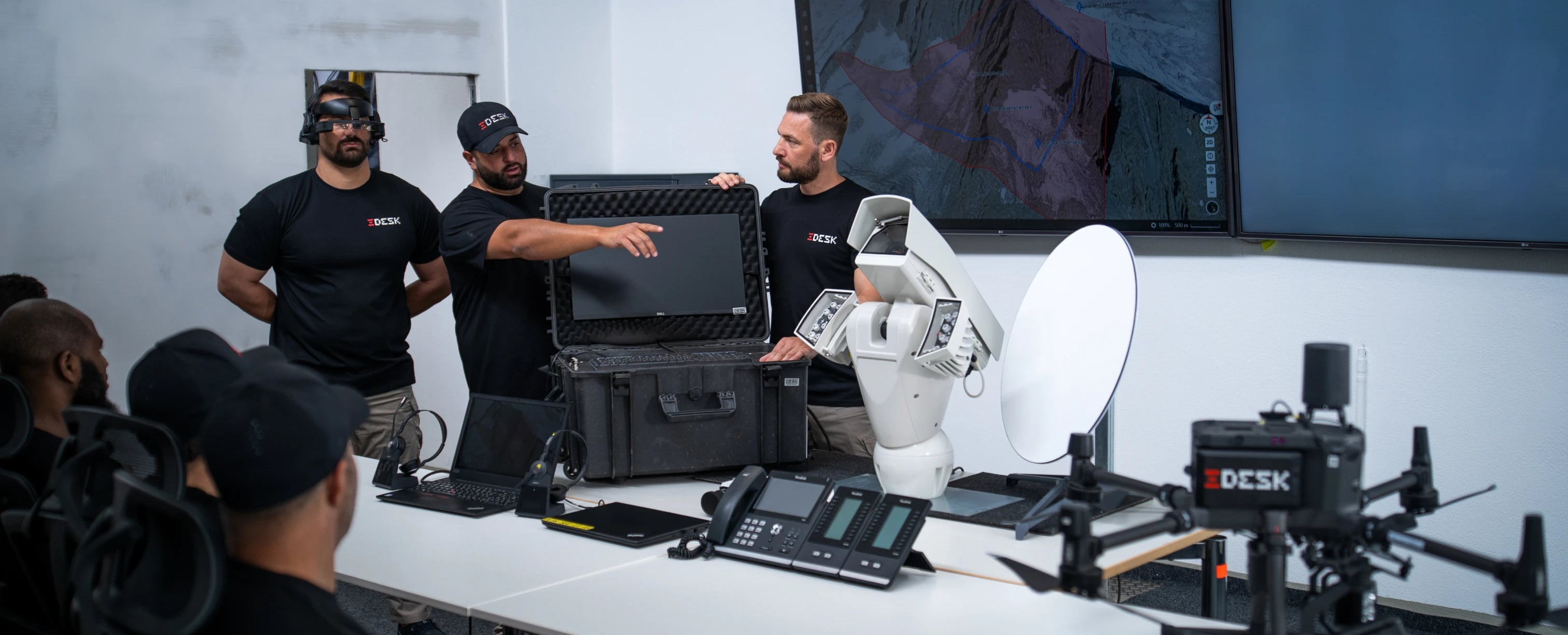 Drohnen-UAV Drohnenabwehr: Schulungsteam demonstriert Abwehrtechnik und Monitoring mit Einsatzdrohne