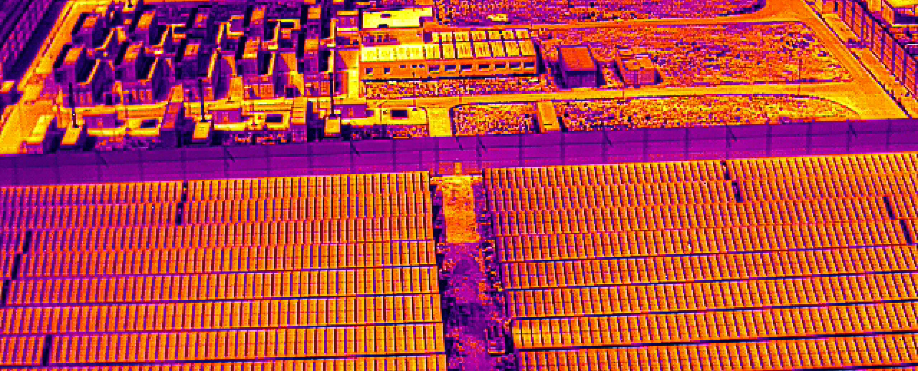 Drohnen-UAV Solarpark-Inspektion: Thermische Luftaufnahme von Solarmodulen zur Zustandskontrolle