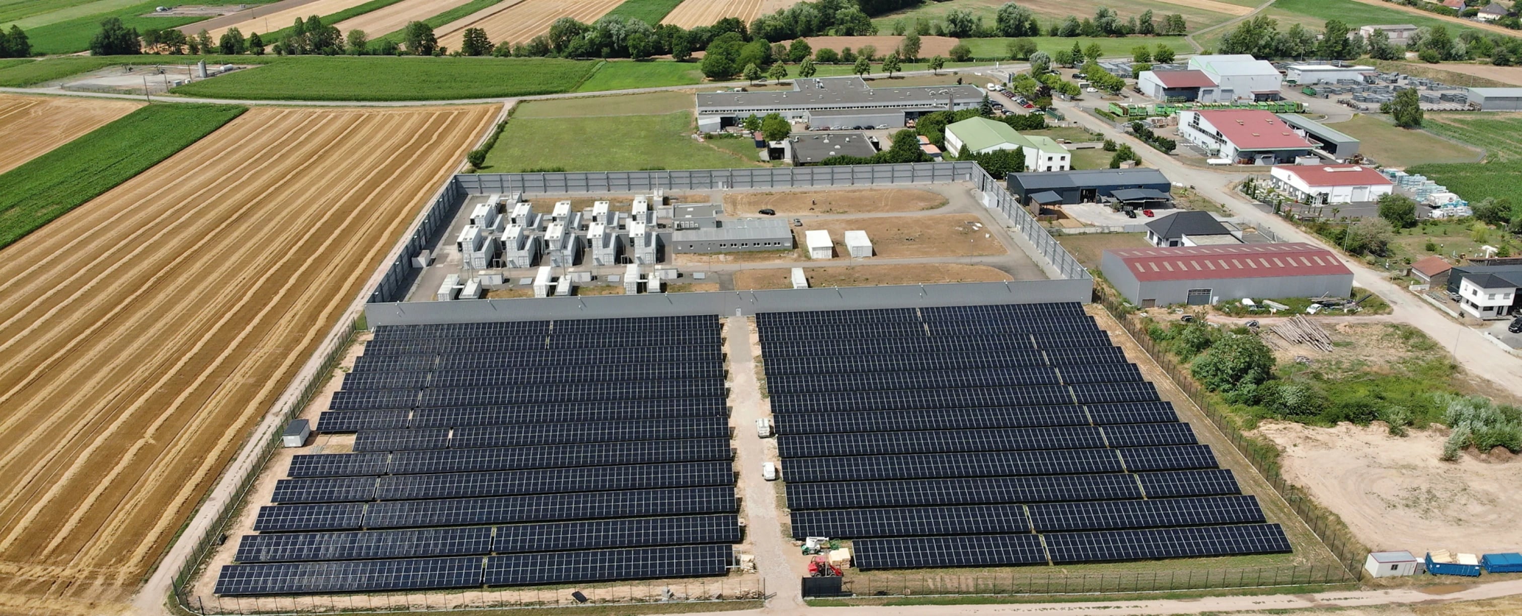 Drohnen-UAV Luftaufnahmen: Luftbild eines Solarparks und Gewerbeareals für Analyse und Dokumentation