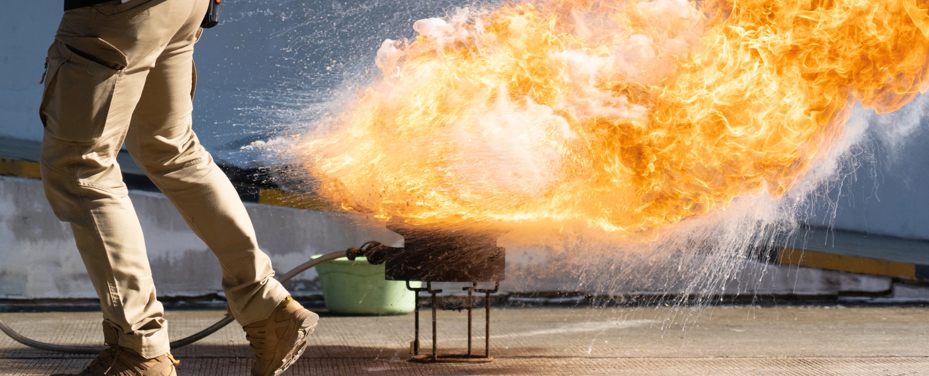 Sicherheitsdienst Brandschutzhelfer: Löschtraining mit Feuer und Wasser zur Vorbereitung im Ernstfall