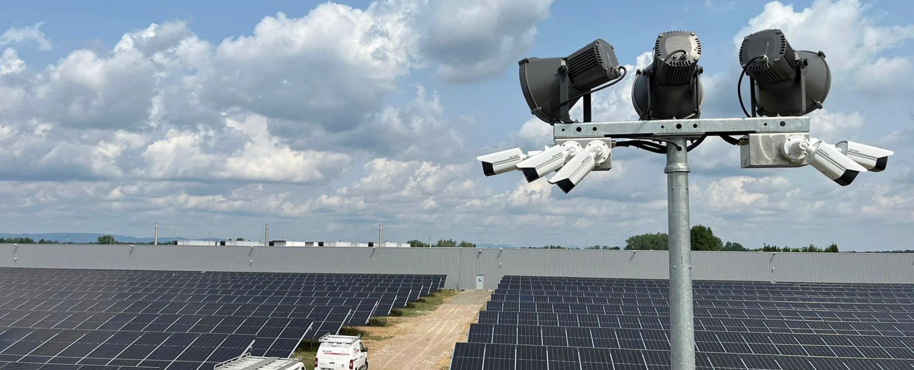 Sicherheitstechnik Videoüberwachung: Mehrere Kameras überwachen ein Außenareal mit Solarmodulen