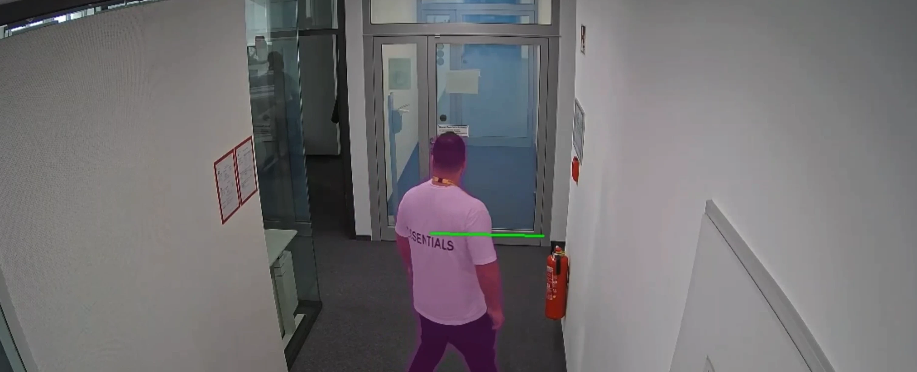 Sicherheitstechnik Videoanalytik: Person wird im Flur per KI-basierter Kameraanalyse erkannt