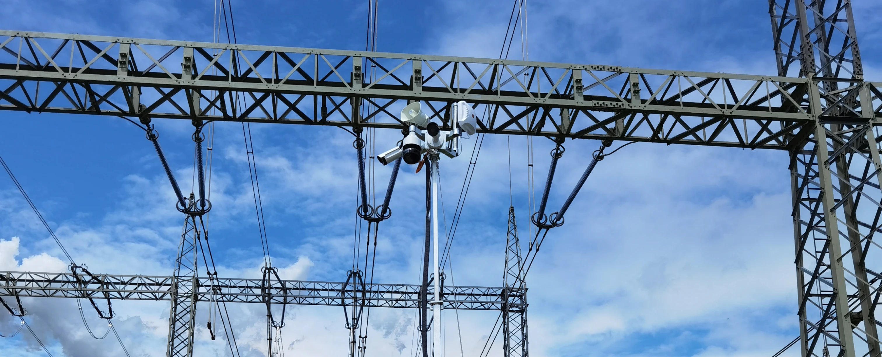 Sicherheitstechnik Videoüberwachungsturm: Kameraturm überwacht kritische Infrastruktur an Leitungen