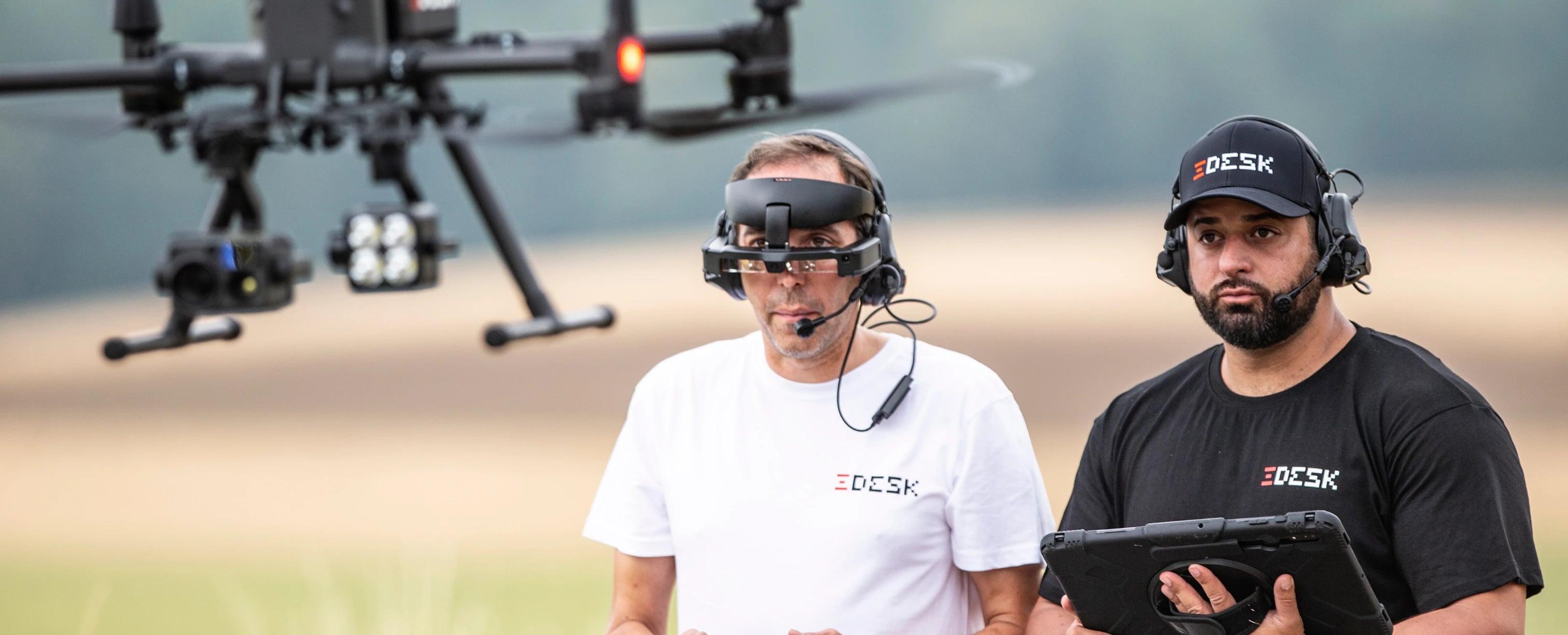 Drohnen-UAV Brandbekämpfung: Einsatzteam steuert eine Drohne für Lagebild und Brandfrüherkennung