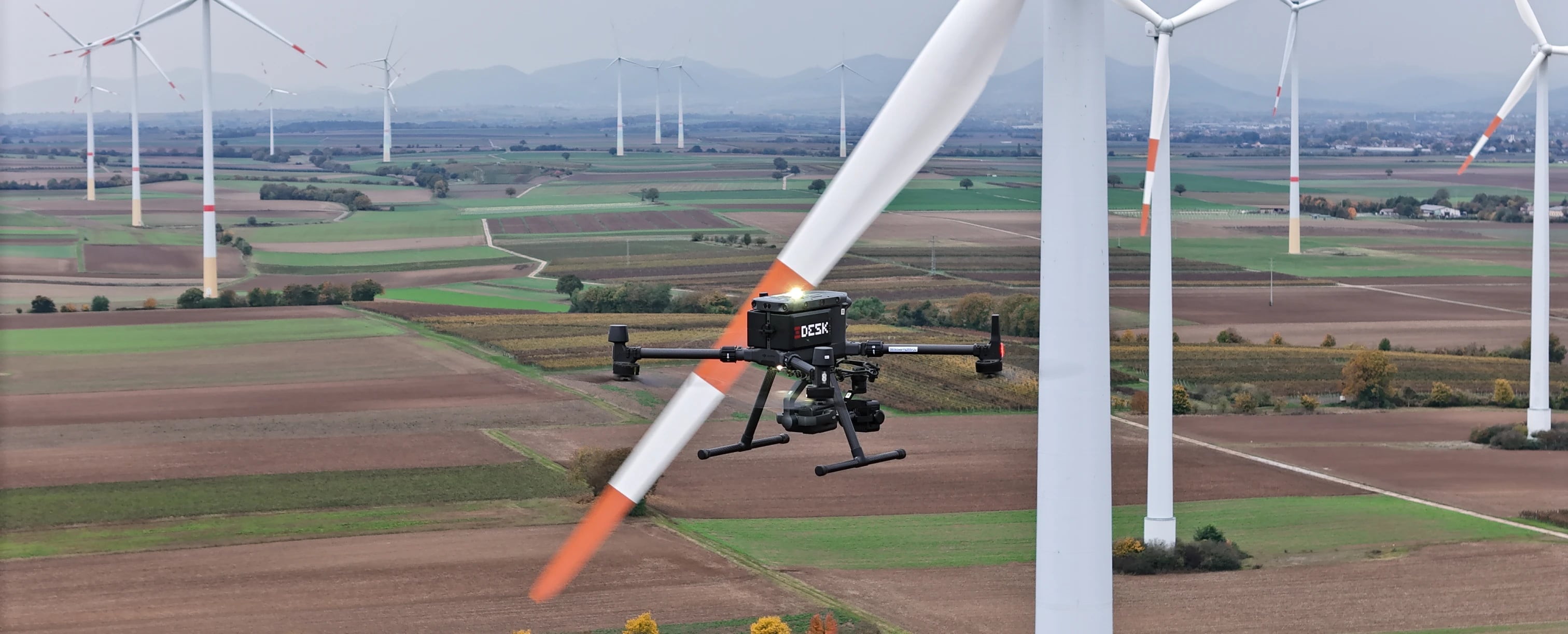 Drohnen-UAV Windräder-Inspektion: Einsatzdrohne fliegt nahe Windenergieanlagen zur Sichtprüfung