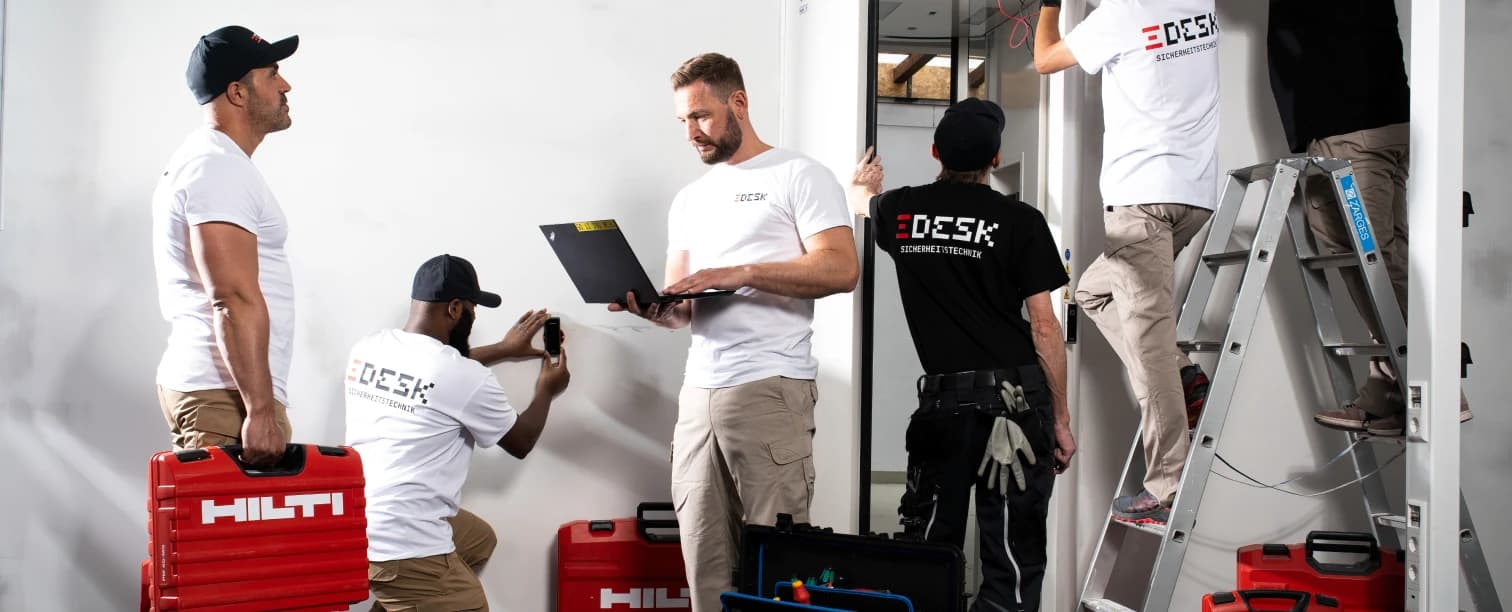 DESK Team bei der Montage und Planung moderner Sicherheitstechnik