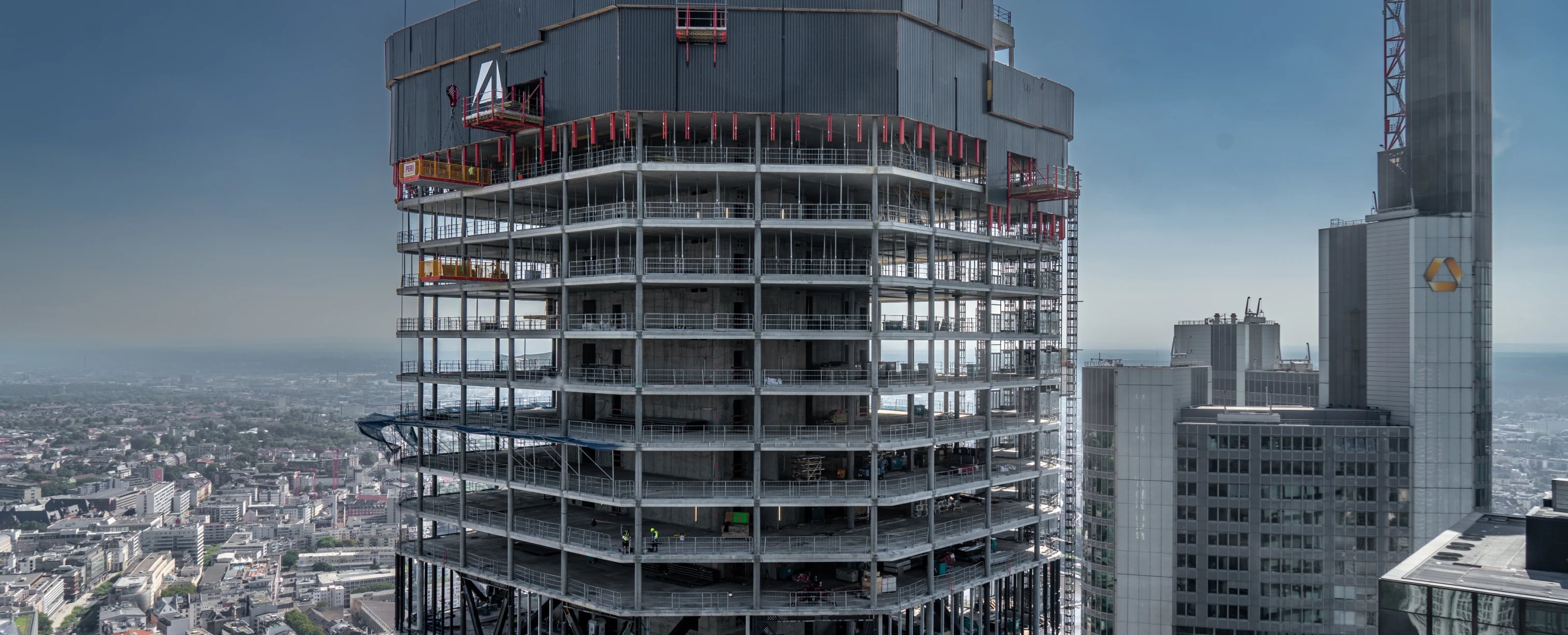 Sicherheitsdienst Baustellen-Bewachung: Hochhausbaustelle wird aus der Luft umfassend überwacht