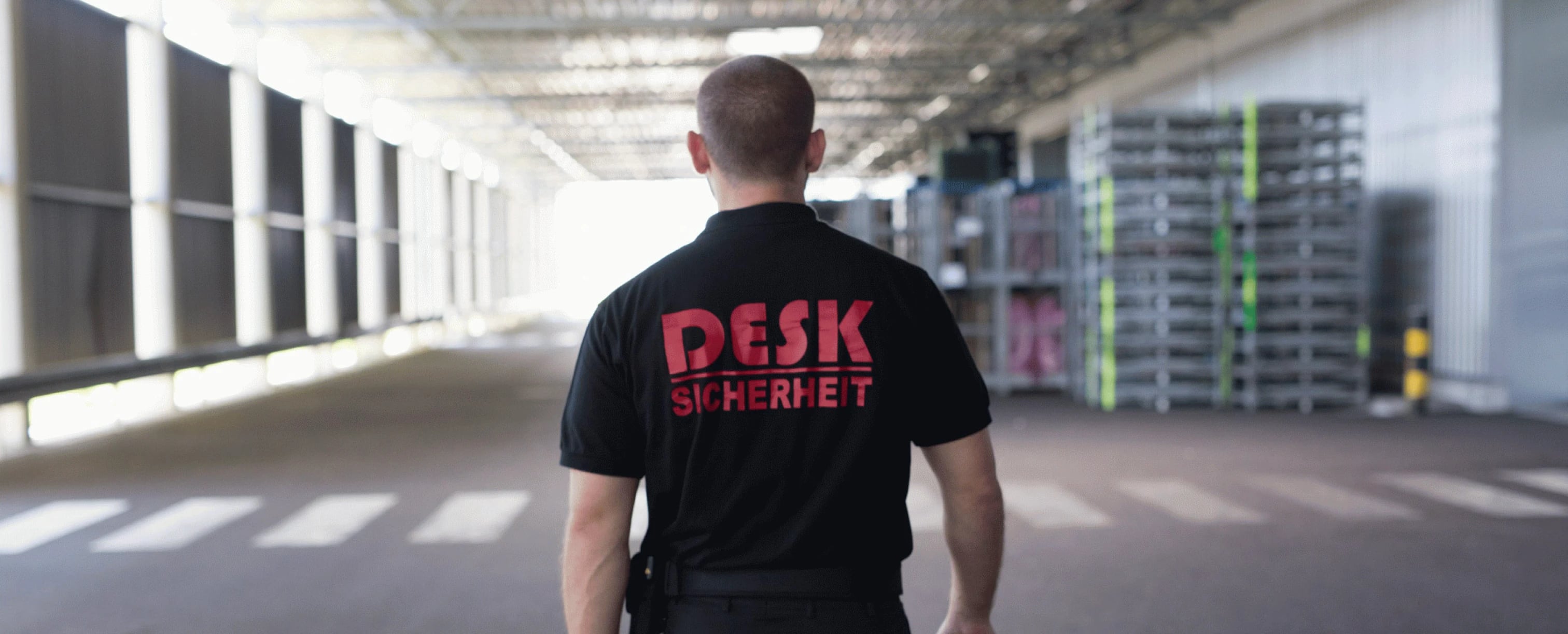 Sicherheitsdienst Revierdienst: Sicherheitsmitarbeiter patrouilliert durch einen Lager- und Betriebsbereich