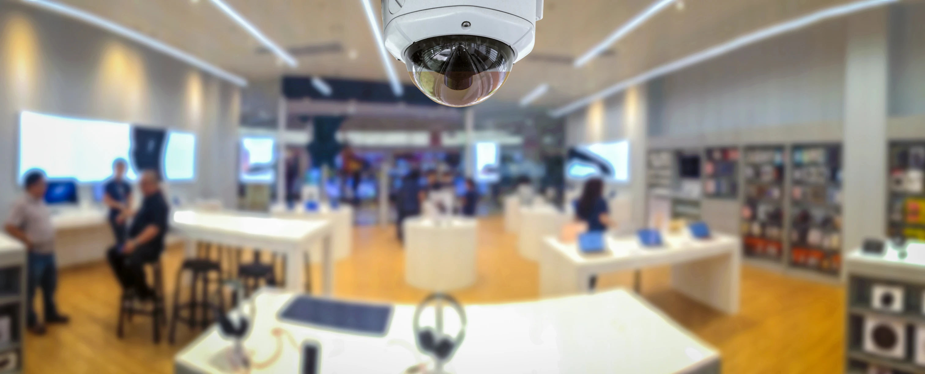 Sicherheitstechnik Videoüberwachung Kleinunternehmen: Dome-Kamera überwacht eine Verkaufsfläche