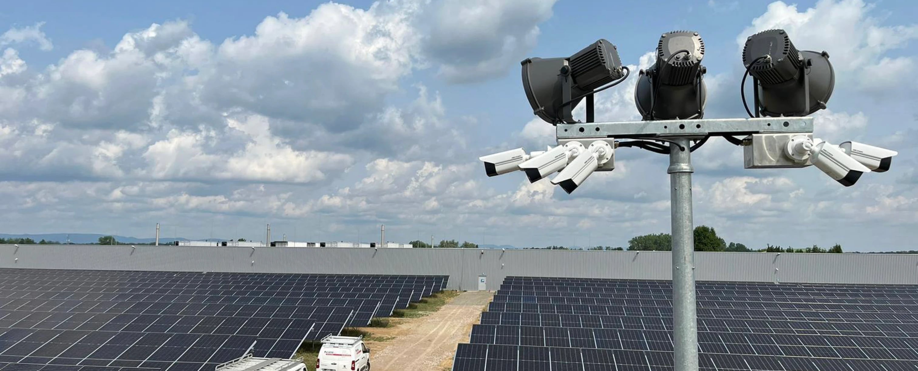 Sicherheitstechnik Videoüberwachung Mittelstand: Kameramast sichert ein Areal mit Solaranlage