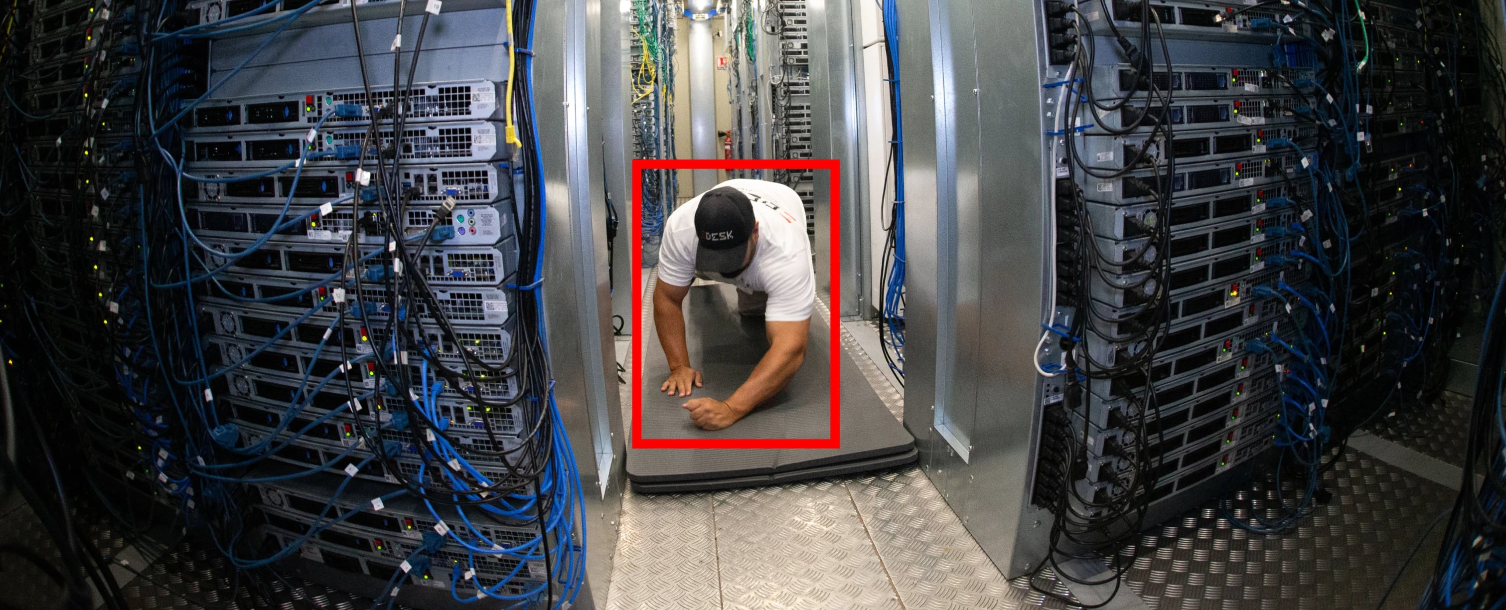Sicherheitstechnik Videoüberwachung Rechenzentren: Servergang mit markierter Personenerkennung