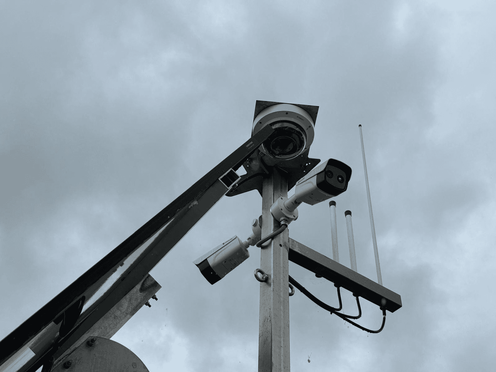 DESK-Mastsystem mit PTZ-Thermalkamera und bispektralen Bullet-Kameras im Echteinsatz – Multisensor-Brandfrüherkennung und Perimeterschutz für Sägewerke und Holzlagerflächen