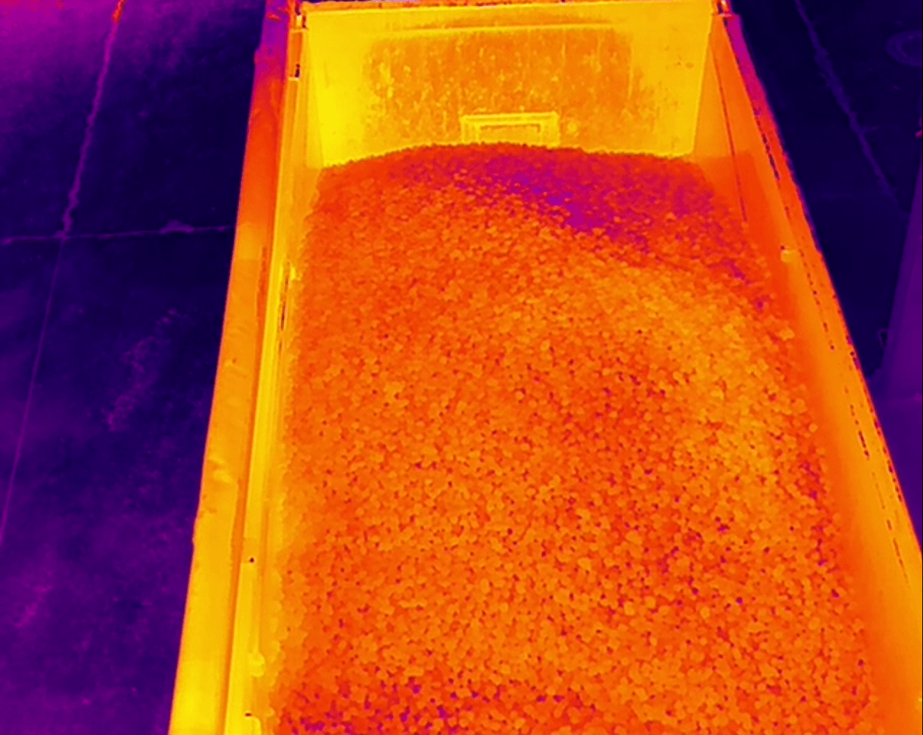 Thermalbild eines Pellet- und Hackschnitzelbunkers mit Temperaturverteilung – frühzeitige Erkennung von Selbstentzündung in Biomasselagern