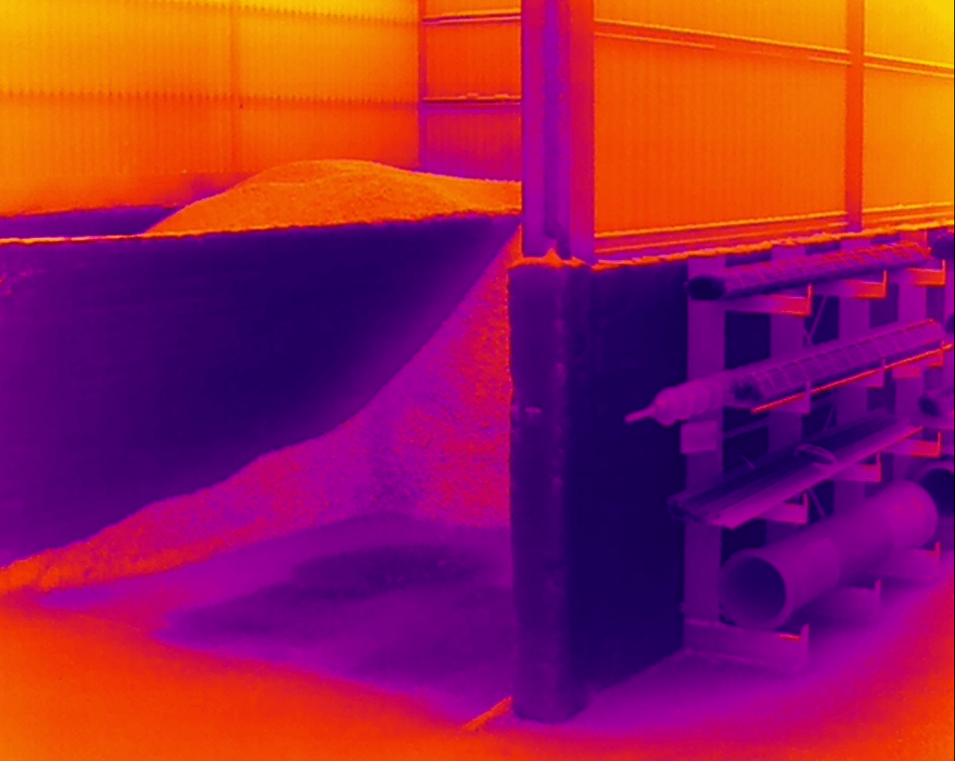 Thermalbild eines Sägespäne-Bunkers mit lokaler Wärmeentwicklung – KI-Hotspot-Erkennung in Spänesilos und Späneförderung im Sägewerk