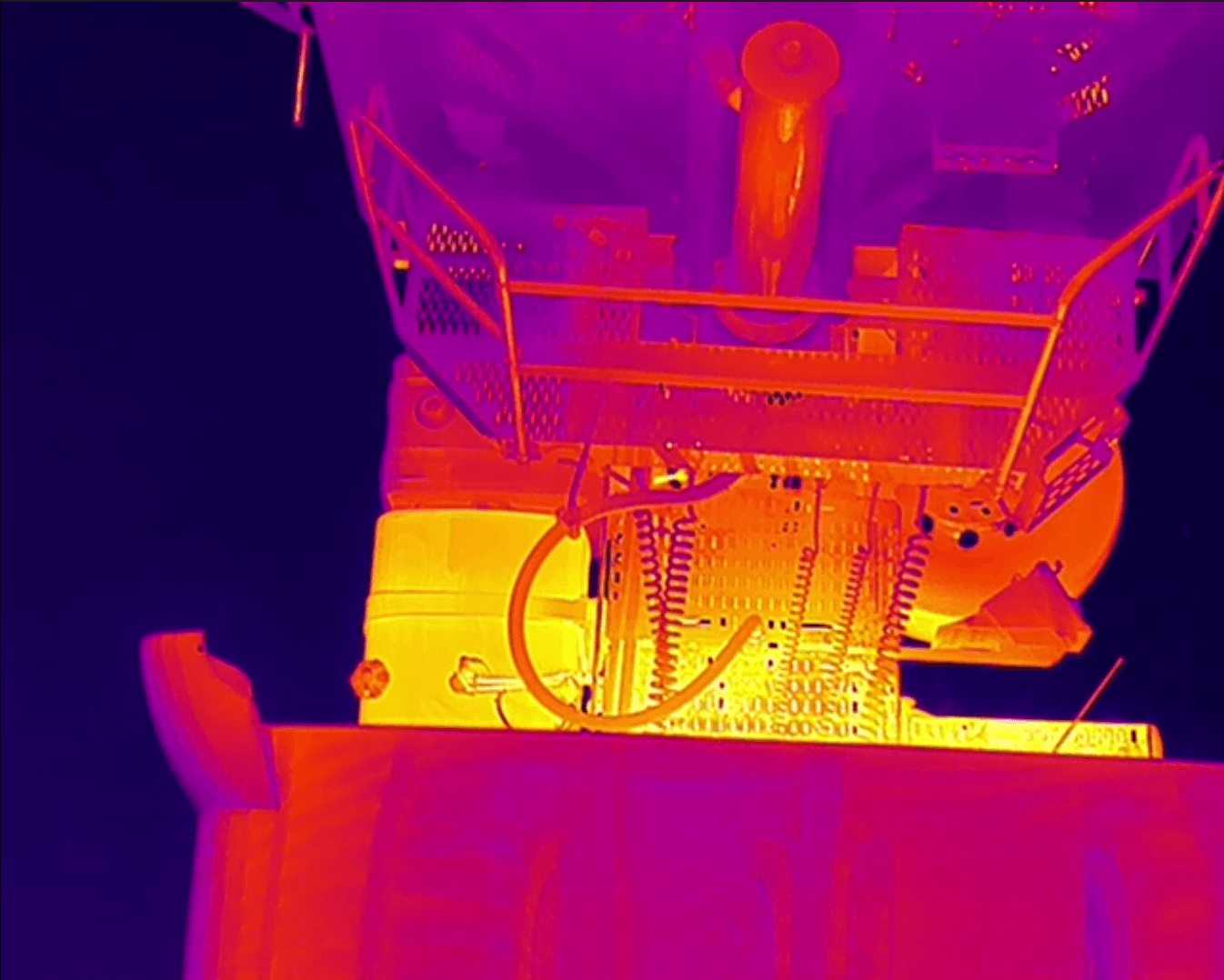 Thermalkamera-Aufnahme einer Sägewerk-Maschine mit Wärmesignaturen an Antrieben und Lagern – Überwachung kritischer Maschinenwärme zur Brandfrüherkennung