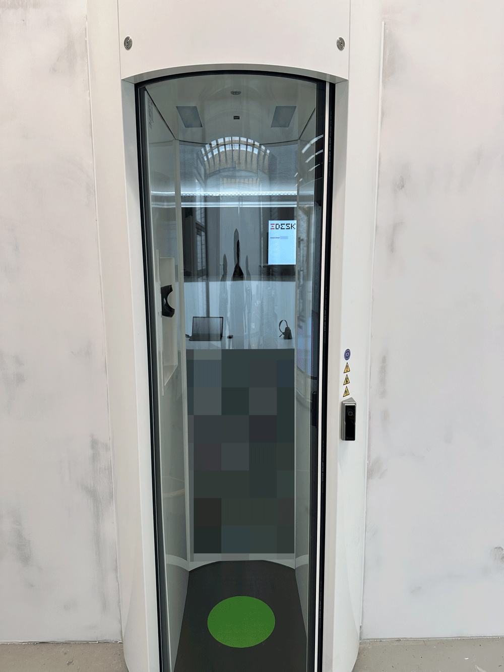 Biometrische Zugangsschleuse mit Handvenenscanner am Eingang des Control Rooms der DESK Sicherheit in Karlsruhe.