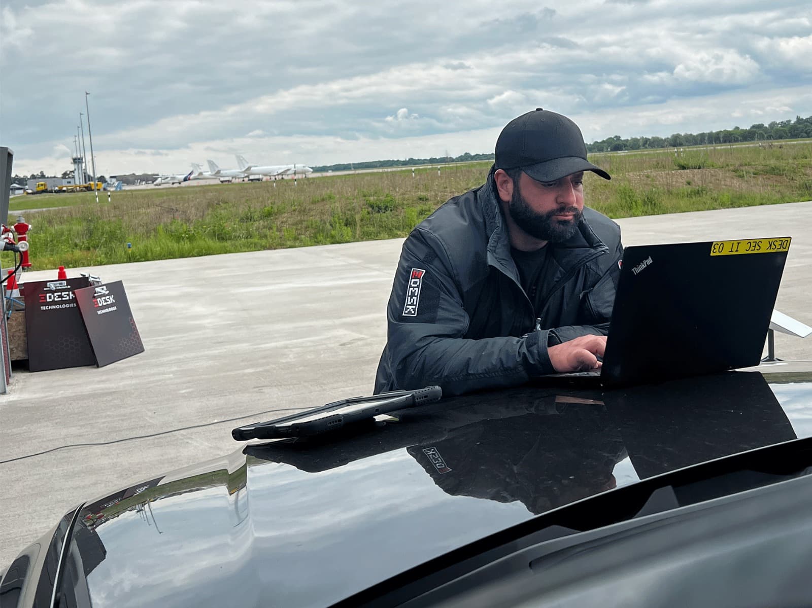 Mobiler Leitstand zur Drohnendetektion mit Laptop und Sensorik am Rollfeld