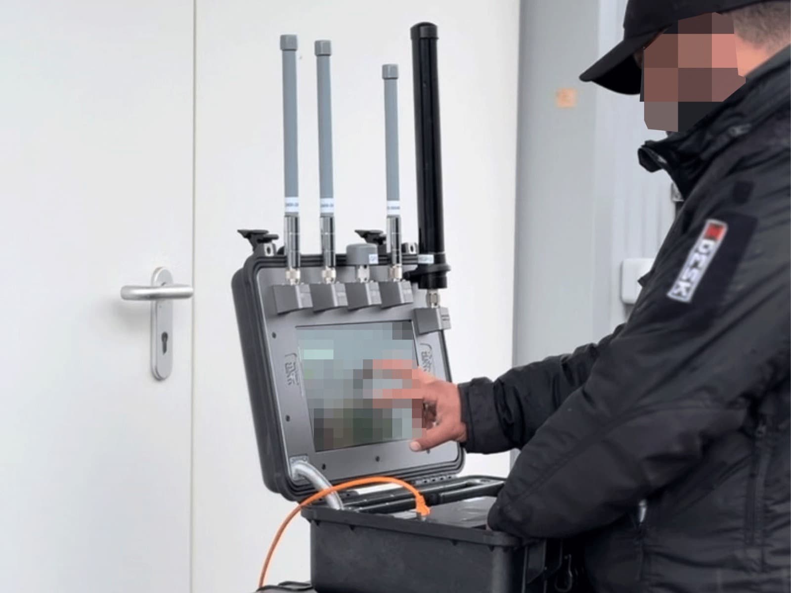 Tragbares RF-Scanner-Koffersystem zur Drohnendetektion mit Mehrkanal-Antennenarray