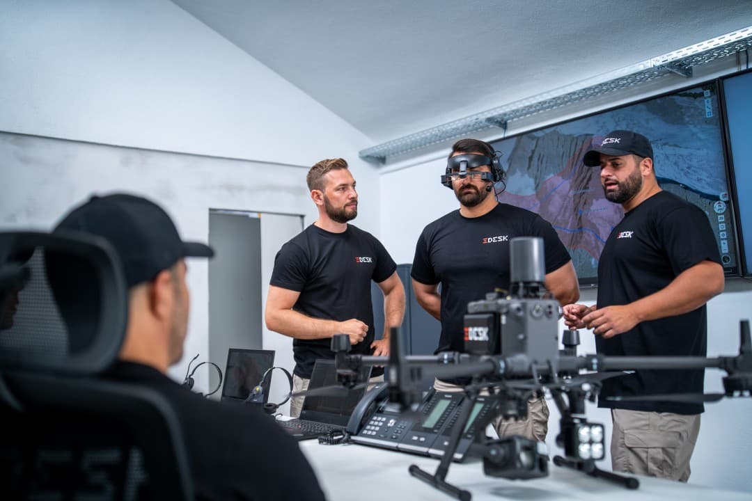 Drohnen Operatoren Team am absprechen in Karlsruhe