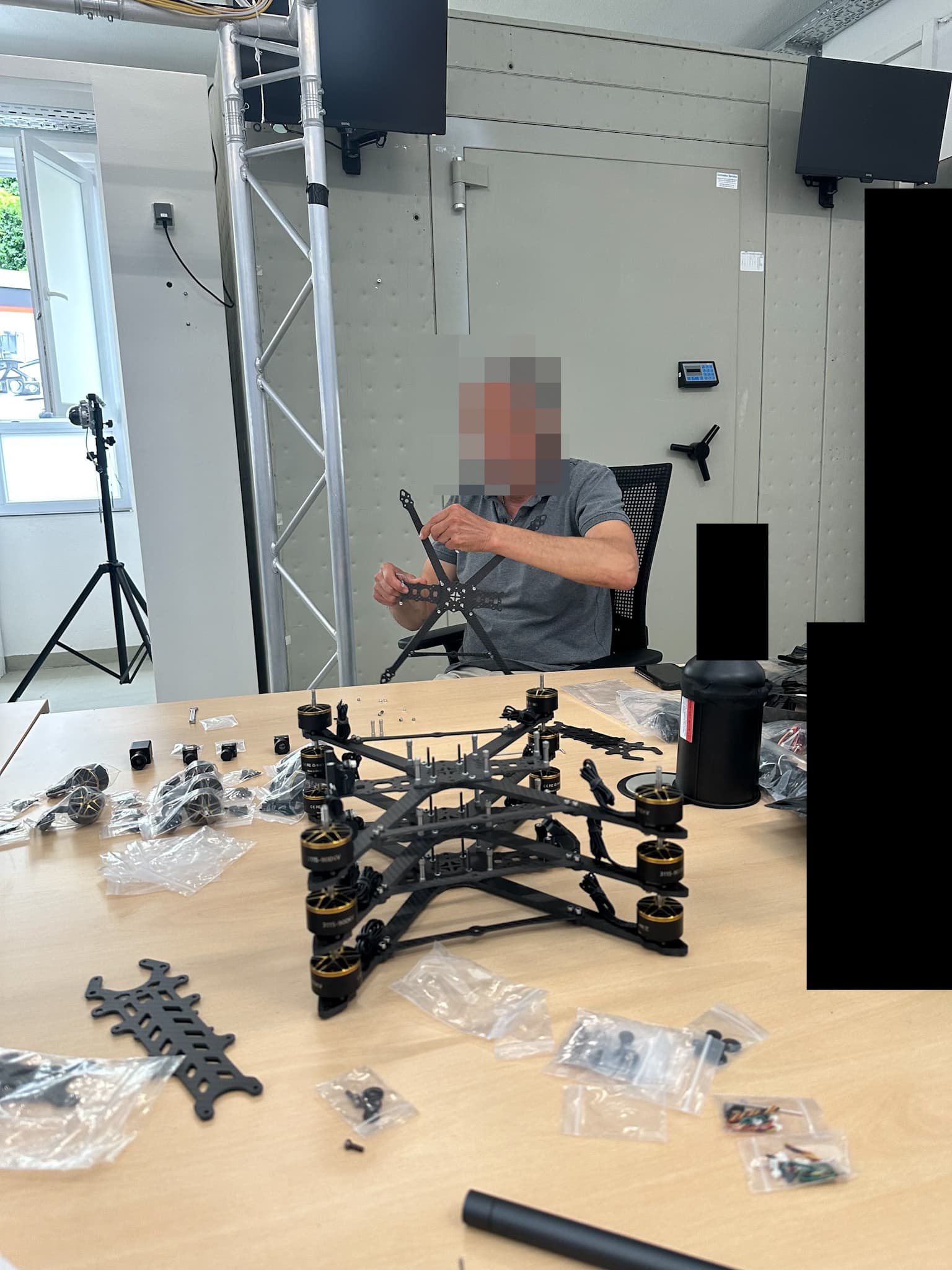 Eigenbau-FPV-Drohne wird aus Carbonfaser-Rahmen und bürstenlosen Motoren auf einem Arbeitstisch zusammengebaut