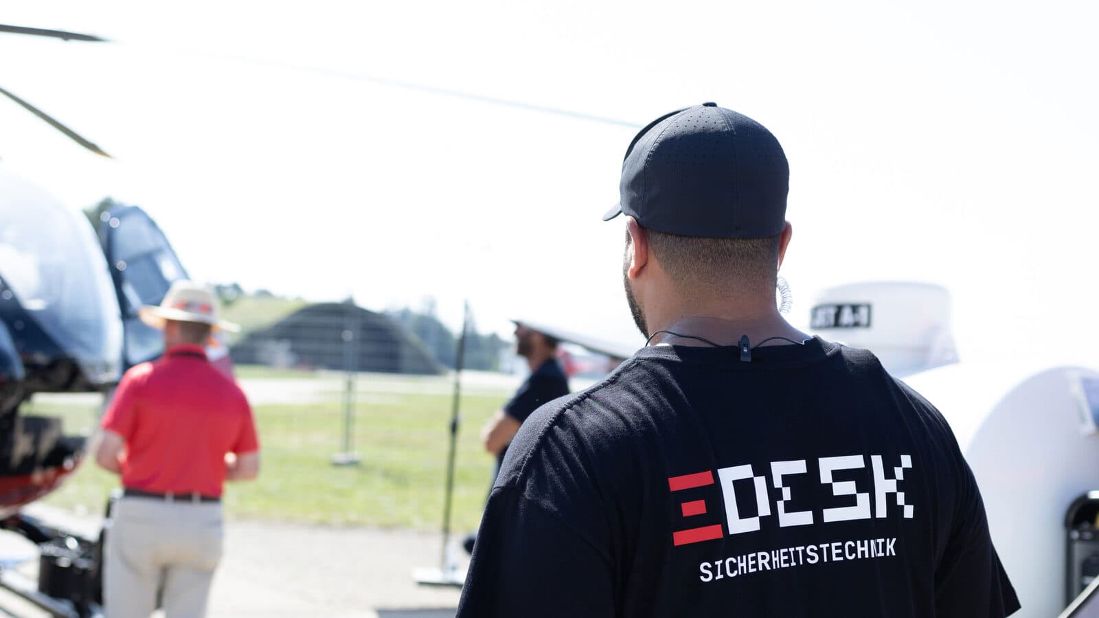 DESK Sicherheit Techniker im Einsatz am Flughafen Karlsruhe/Baden-Baden – Sicherheitstechnik, Videoüberwachung und Perimeterschutz für KRITIS-Standorte