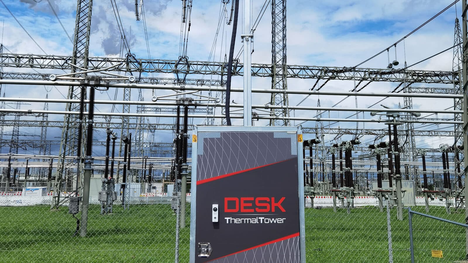 DESK ThermalTower mit Wärmebild- und Videoüberwachung an einem Umspannwerk – mobile KRITIS-Sicherheitstechnik für Energieversorger in Baden-Württemberg