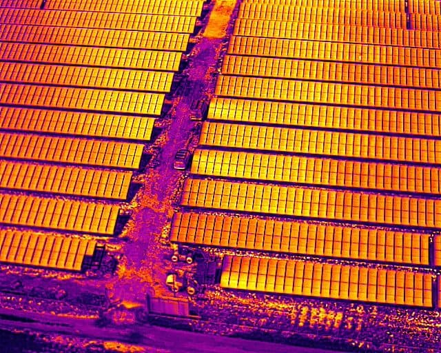 Drohnen-Thermalbild einer Photovoltaikanlage im Großraum Karlsruhe – Aerial-Thermografie für Perimeterüberwachung und KRITIS-Schutz von Energieinfrastruktur