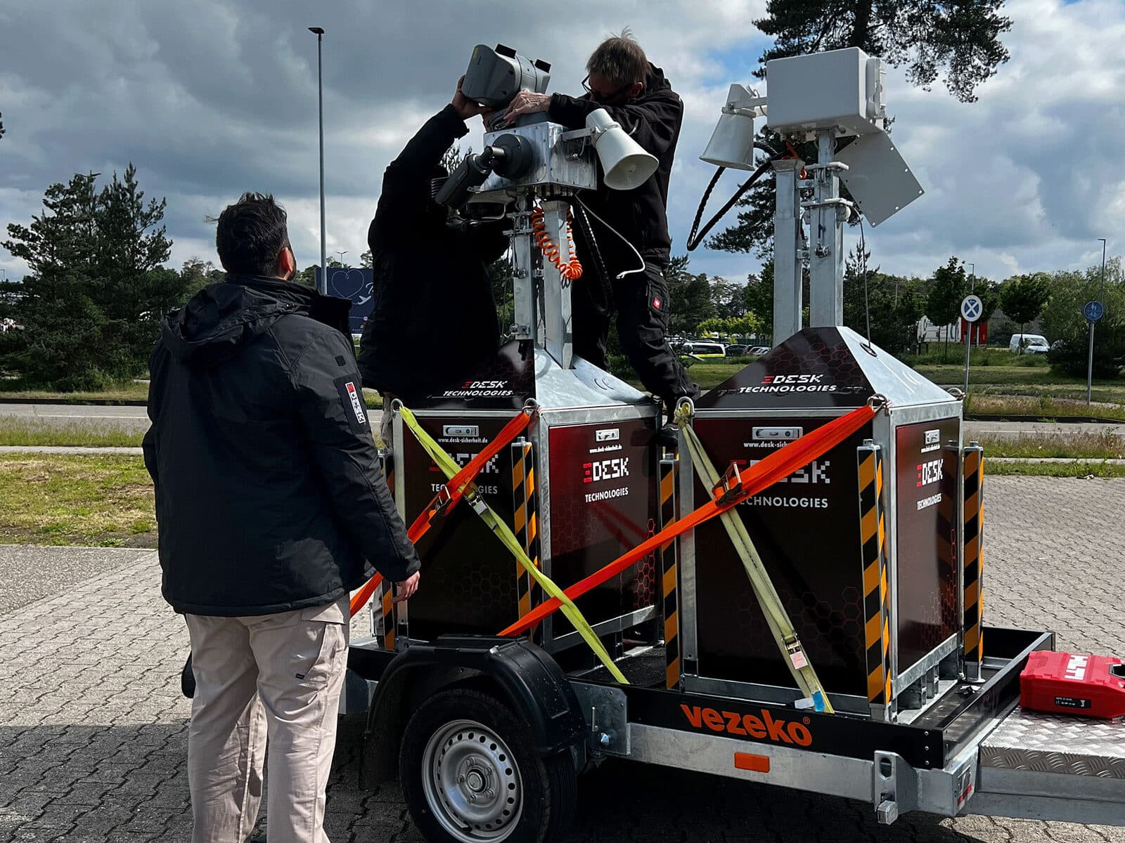 Aufbau eines mobilen Videoüberwachungsturms von DESK Technologies mit Multisensor-Kameramodul – temporäre Videoüberwachung für Baustellen und Logistik in Karlsruhe