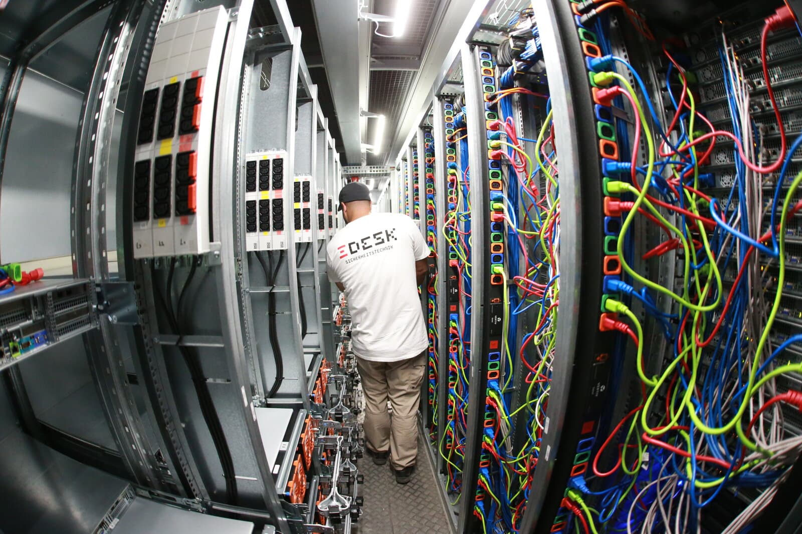 DESK Techniker im Rechenzentrum – Videoüberwachung, Zutrittskontrolle und physische IT-Sicherheit für KRITIS-Serverräume und Cloud-Infrastruktur in Karlsruhe
