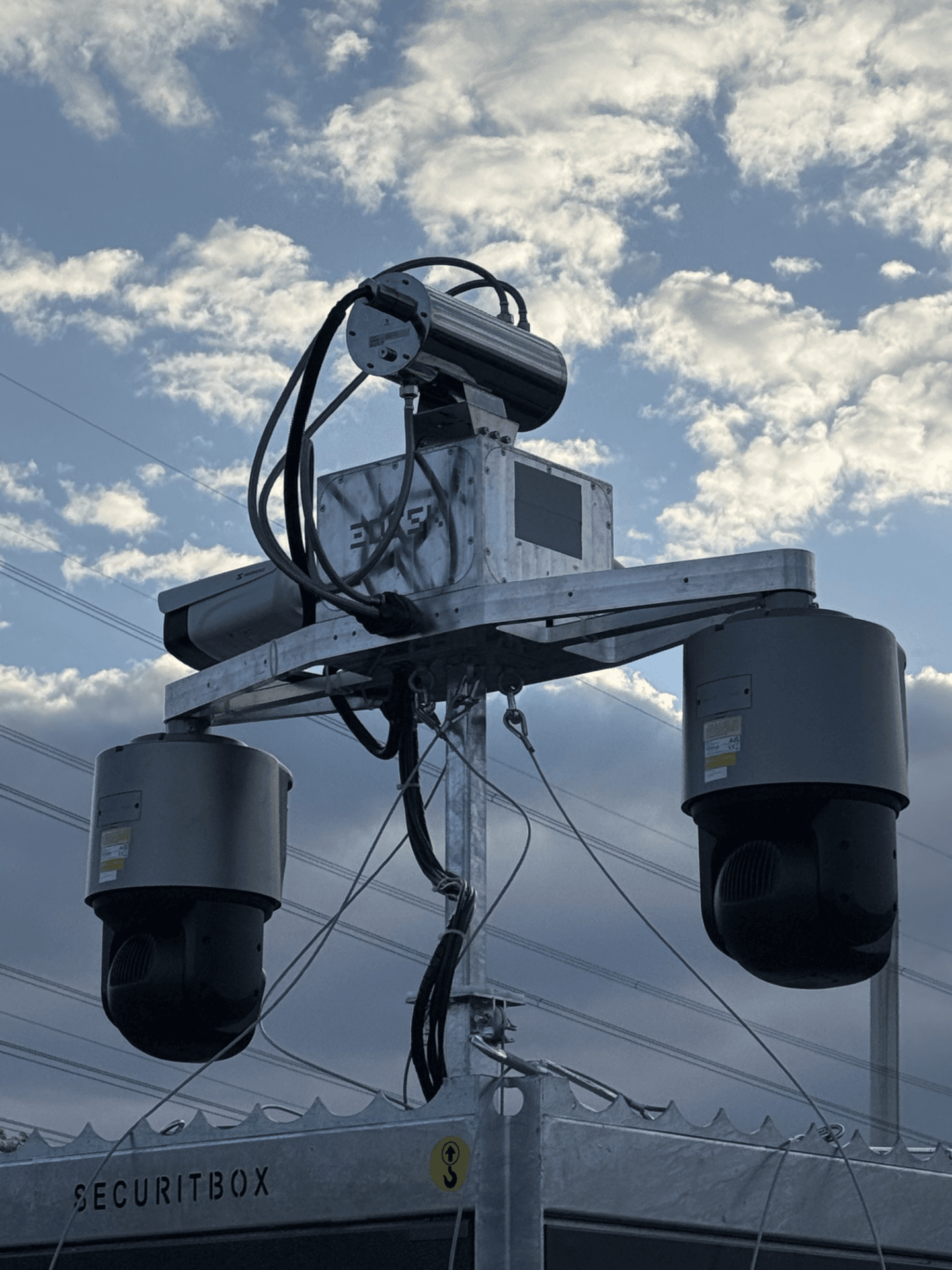 Thermalkamera und Positionierungssystem zur frühzeitigen Erkennung von Rauch und Flammen