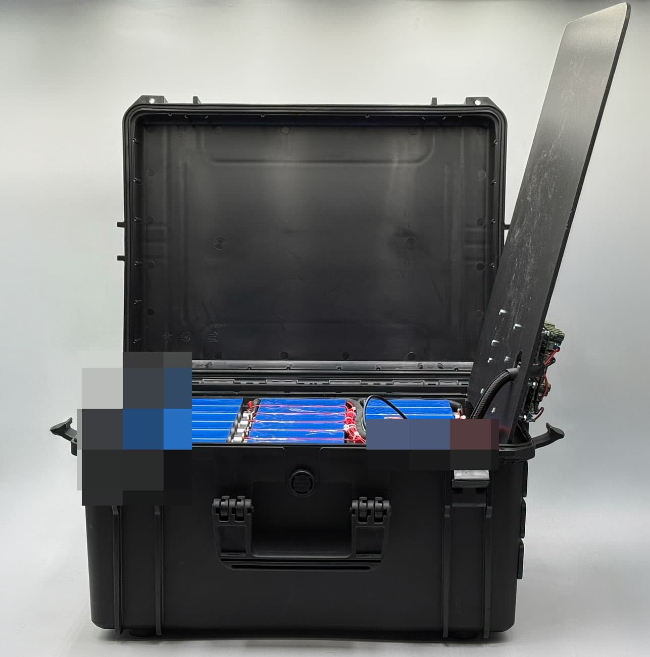 Modularer 11 kWh Batteriekoffer von DESK Sicherheit – in Deutschland gefertigter Energiespeicher für autarke Sicherheitstürme