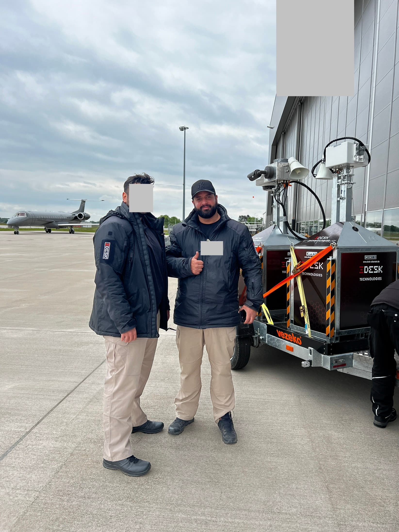 DESK Sicherheit Team mit mobilem Videoüberwachungsturm im Einsatz an einem Flughafen – autarke Sicherheitsplattform für kritische Infrastruktur