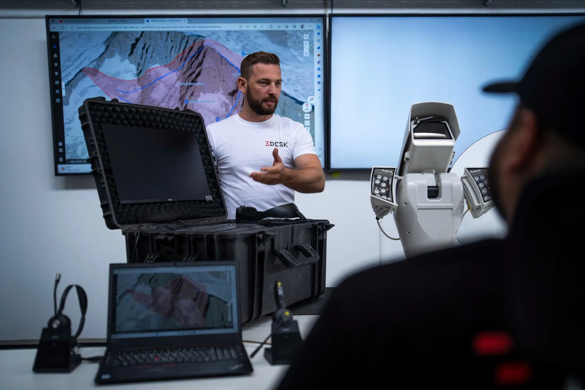DESK Mitarbeiter bei der Präsentation eines modularen Counter-UAS-Systems