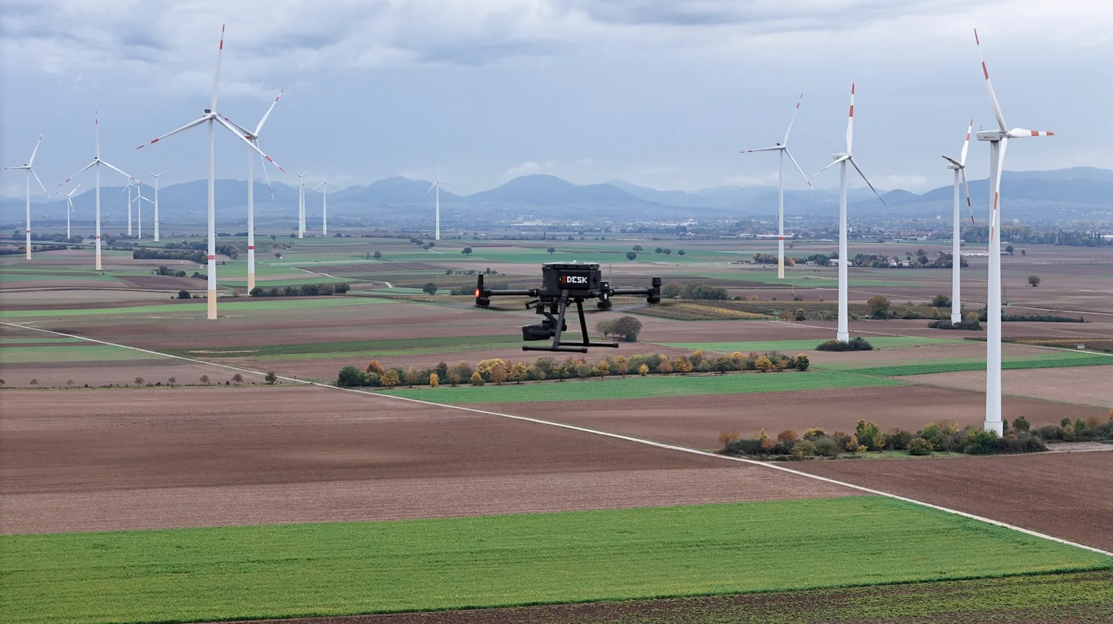 KI-generierte Konzeptdarstellung eines UAS über einer Energieinfrastruktur